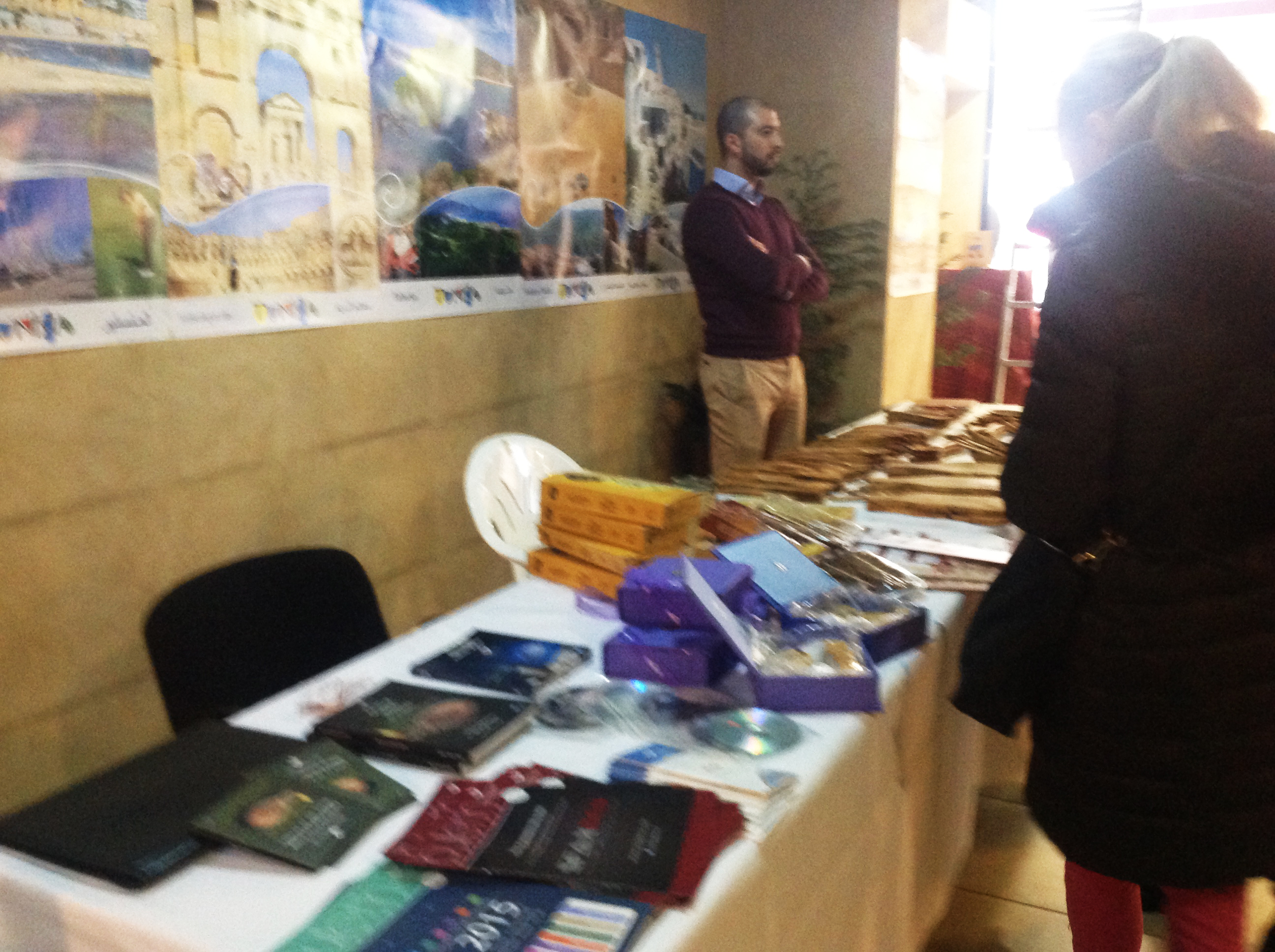 Diffusion du guide de l’huile d’olive en tunisie a l’occasion des journées tunisiennes et l’exposition des produits Tunisiens à Bucarest Roumanie du 17 au 21 mars 2016